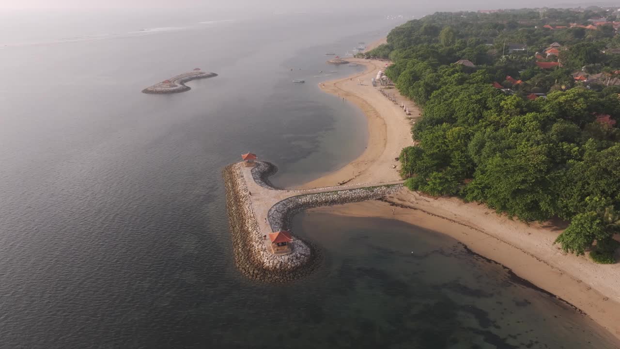 鸟瞰日出时宁静的海滩，印尼巴厘岛沙努尔。视频素材