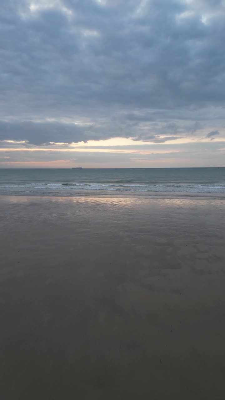 鸟瞰宁静的日落在blerio - plage，加莱，Pas de加莱，法国。视频素材