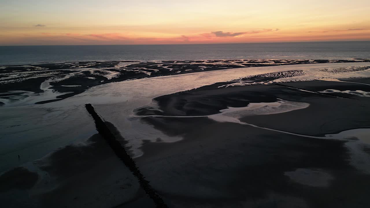 鸟瞰日落时的贝尔克滨海海滩，法国加来海峡。视频素材