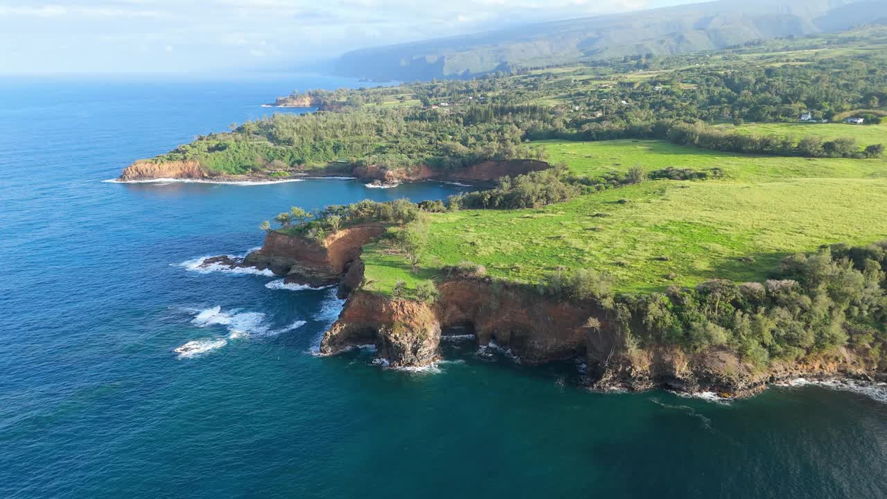 鸟瞰卡帕劳海岸线，夏威夷岛，美国。视频素材