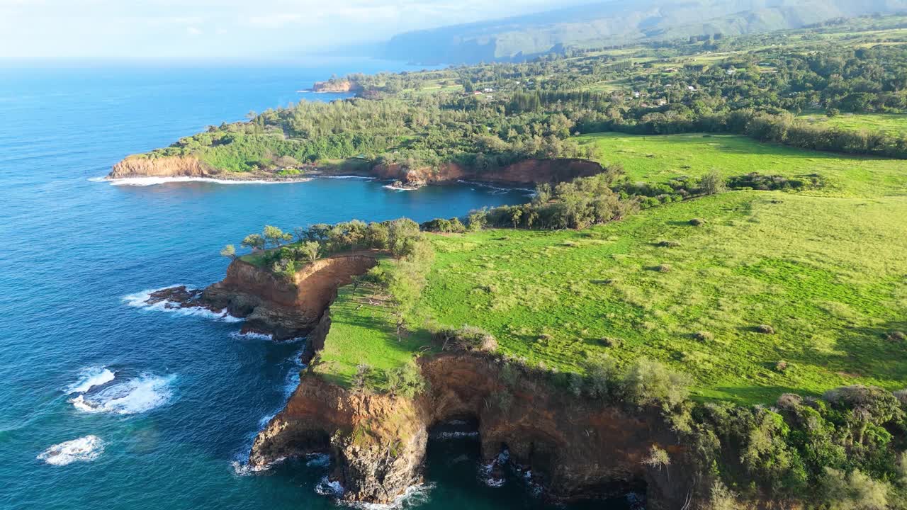 美国夏威夷岛的海岸线和海洋鸟瞰图。视频素材