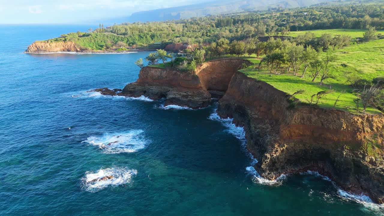 热带海岸线鸟瞰图，夏威夷岛，美国。视频素材