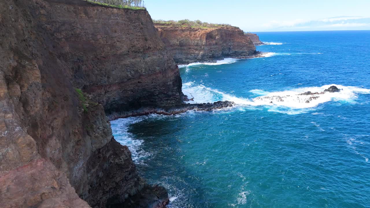 鸟瞰崎岖的海岸线和岩石海岸，美国。视频素材