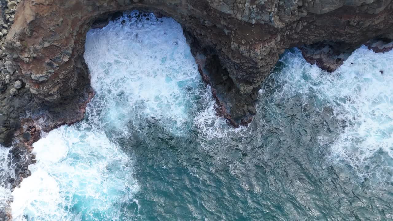 鸟瞰美国夏威夷岛的岩石海岸和碧绿的海水。视频素材