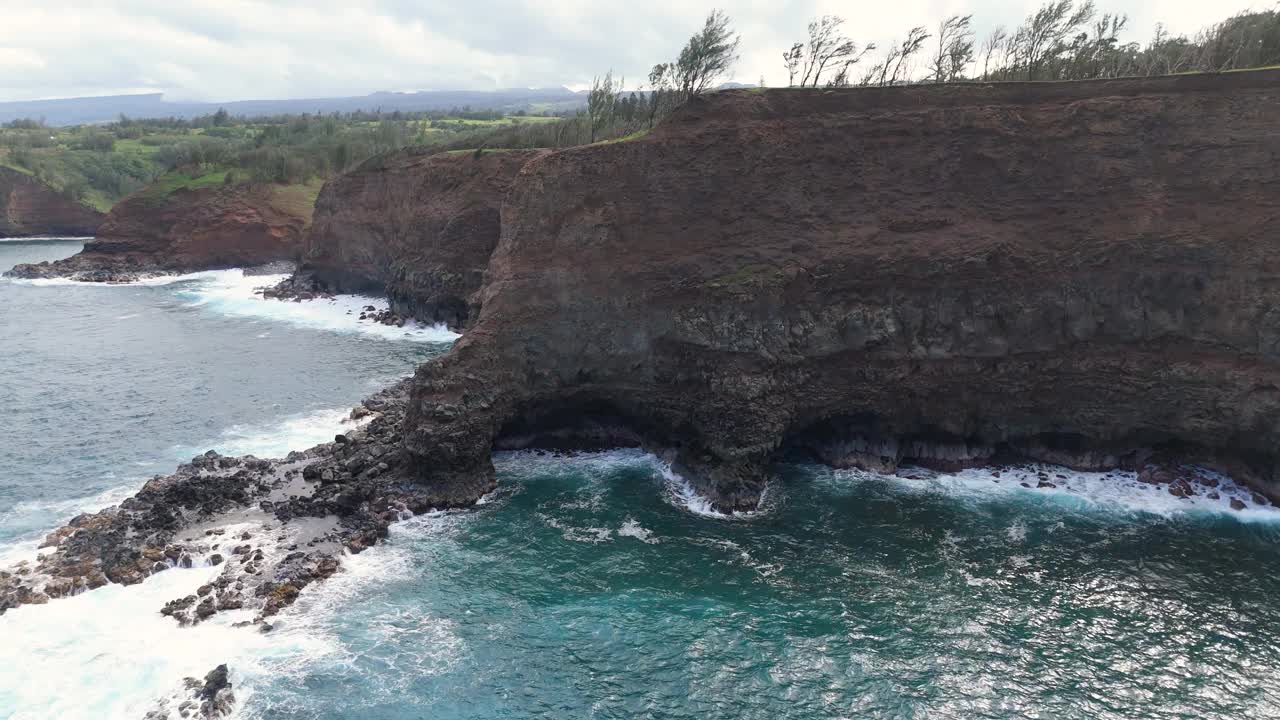 鸟瞰图的岩石海岸和蓝色的水在夏威夷岛，美国。视频素材