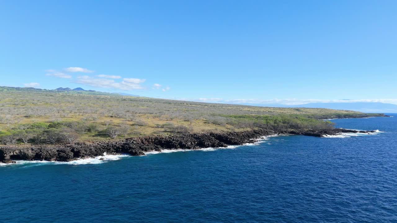 美国夏威夷岛火山海岸线鸟瞰图。视频素材