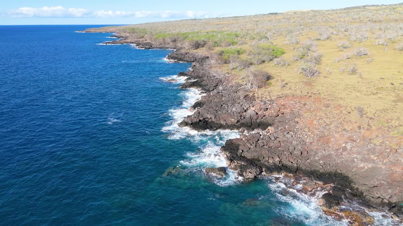 鸟瞰图，岩石海岸线和清澈的蓝色海水，夏威夷。视频素材