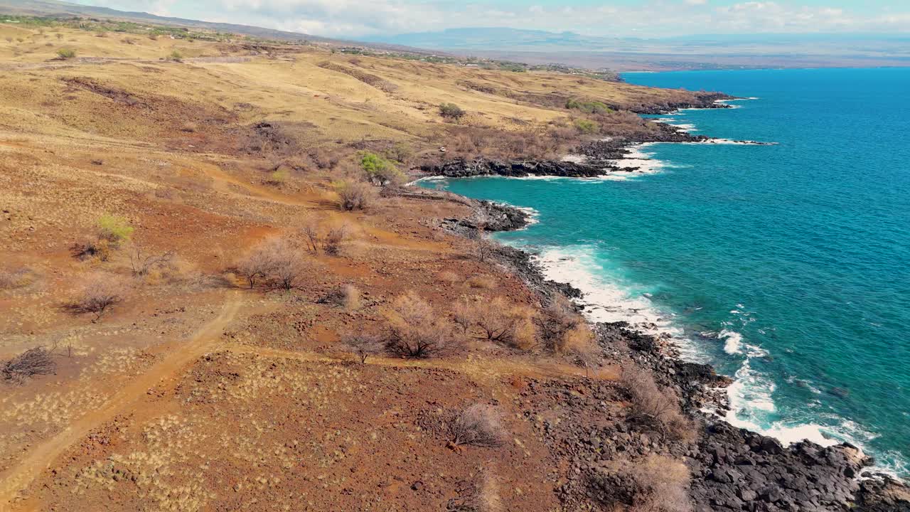 夏威夷卡穆埃拉海岸线和熔岩海滩鸟瞰图。视频素材