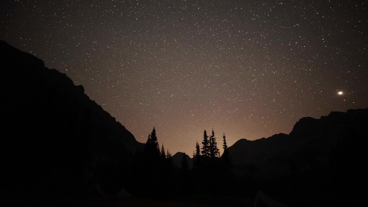 在蒙大拿的秋天，高海拔的星星和山脉的时间间隔视频素材