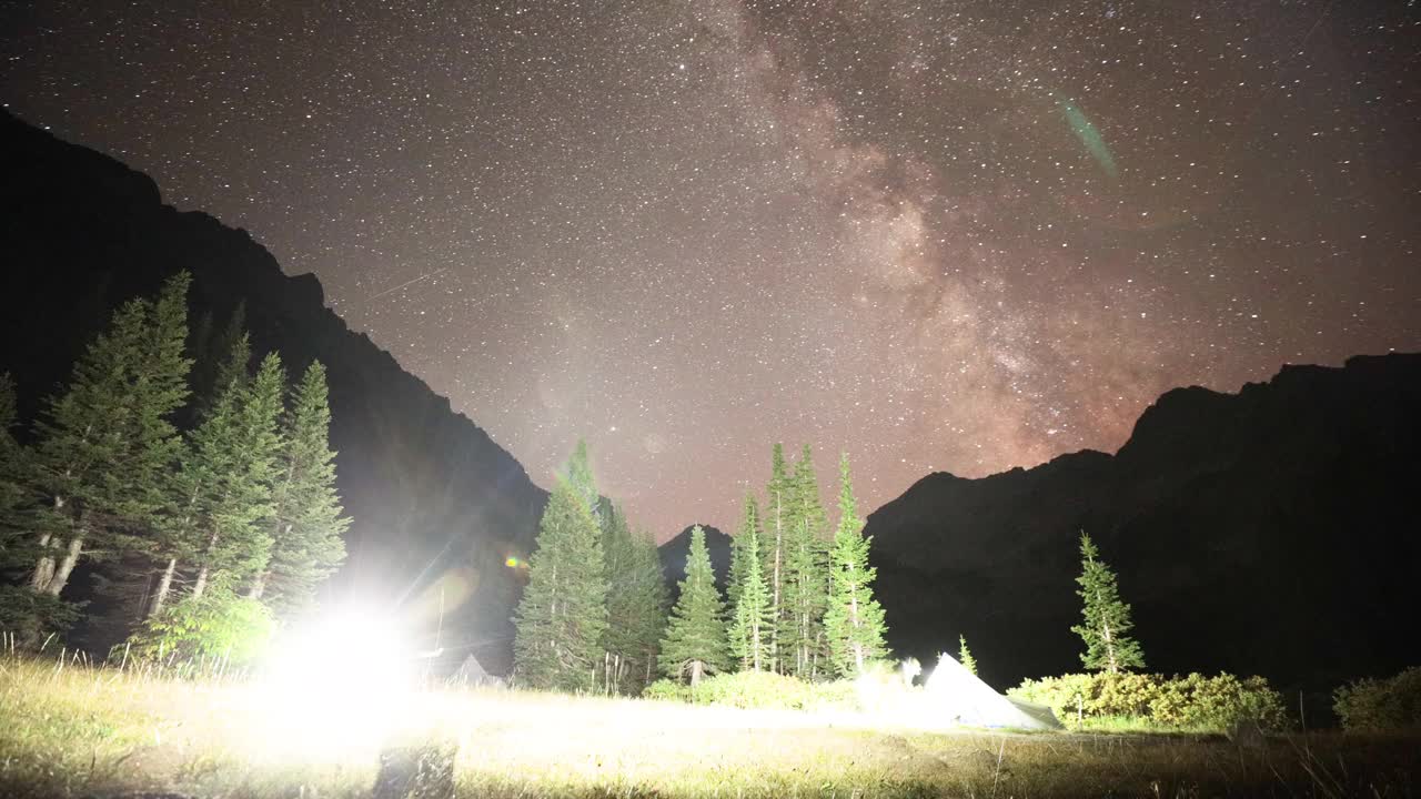 在蒙大拿的秋天，高海拔的星星和山脉的时间间隔视频素材