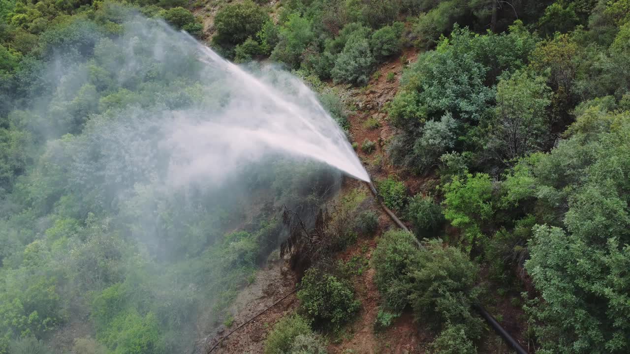 无人机捕捉到喷泉，峡谷管道爆裂。喷泉鸟瞰图，管道放水。图像显示喷泉和管道在绿色地带断裂视频素材