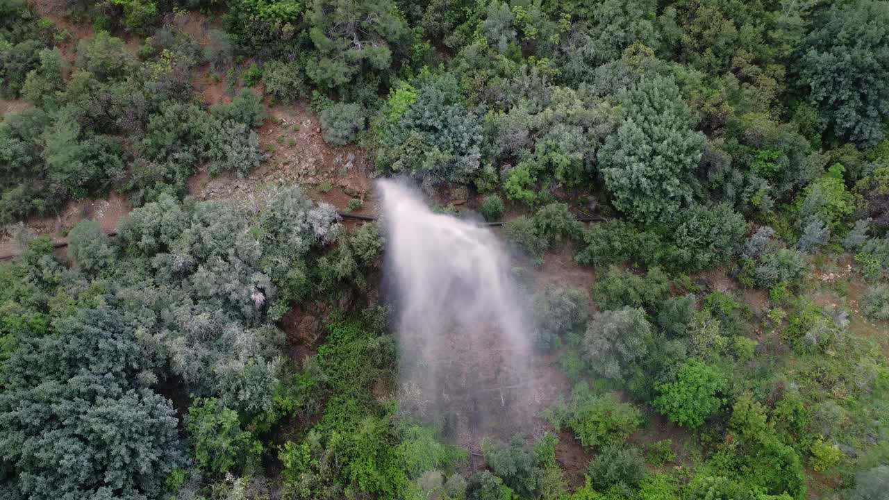 无人机画面显示紧急情况，山间管道压力破裂。紧急情况，压力造成峡谷水花。空中捕捉紧急情况，自然环境下的压力视频素材