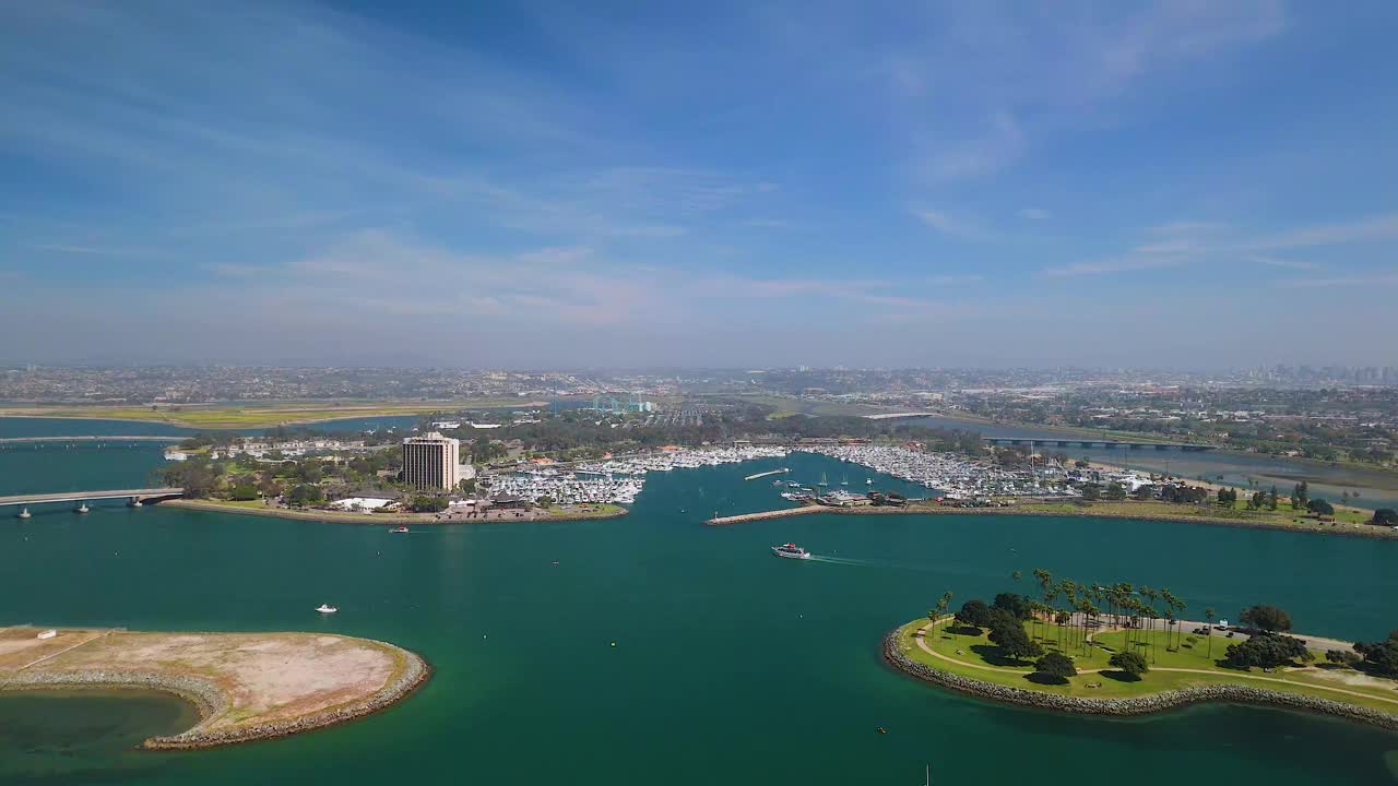 鸟瞰使命湾码头，盆地和滨水酒店在圣地亚哥，加利福尼亚，美国。视频素材