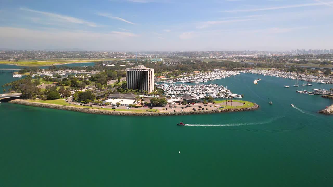 豪华酒店在使命湾与码头和海景在夏天在圣地亚哥，加州，美国。-航拍视频素材