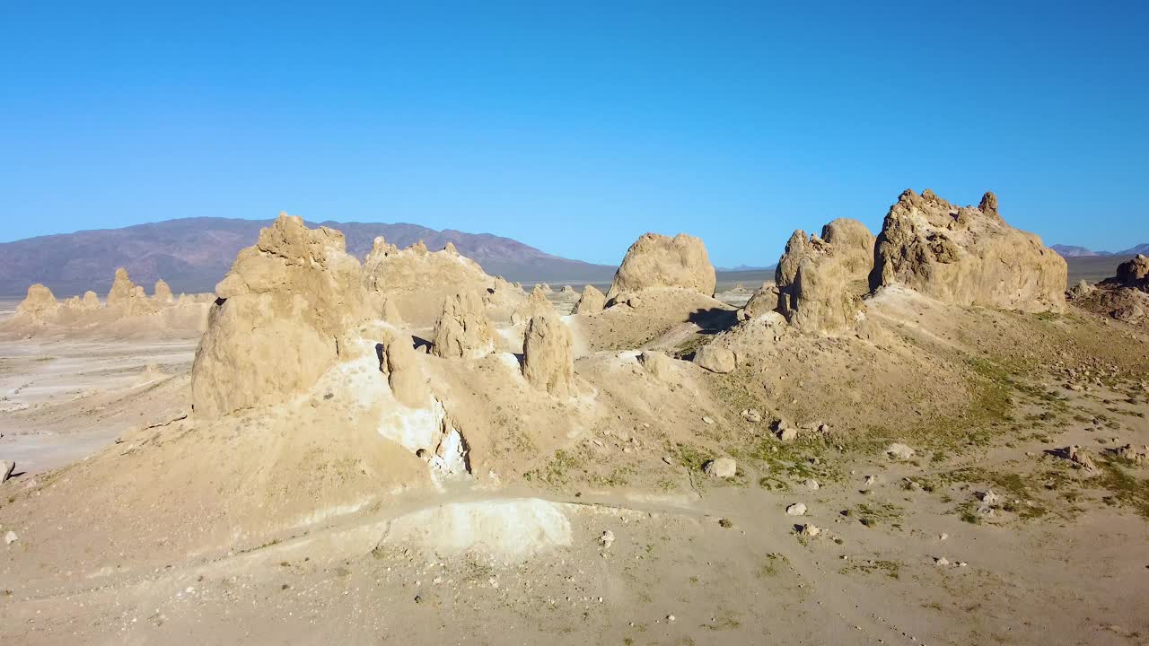 特罗纳尖峰岩层和莫哈韦沙漠在加利福尼亚州-空中无人机拍摄视频素材