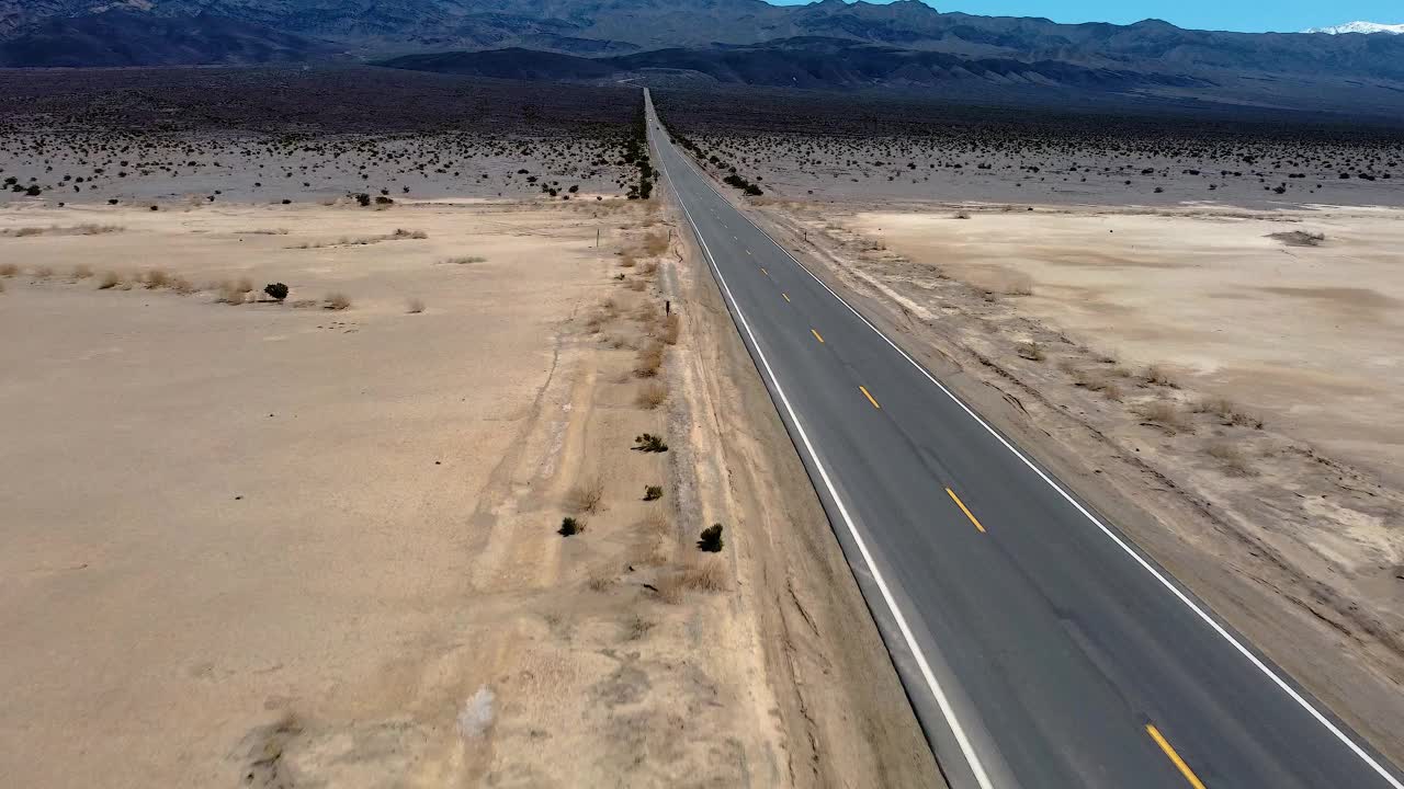 美国加州沙漠之间的道路。-航拍视频素材