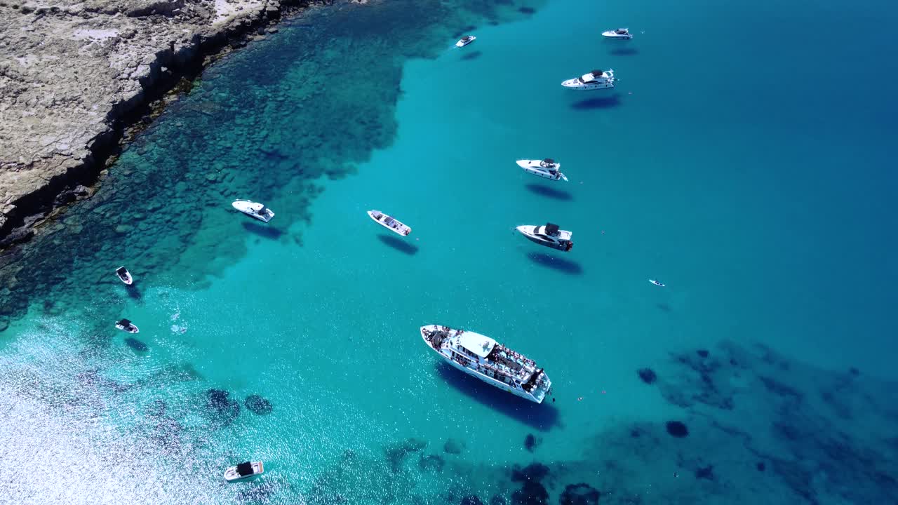 俯瞰游艇和船只停泊在格列科角，阿依纳帕，塞浦路斯视频素材