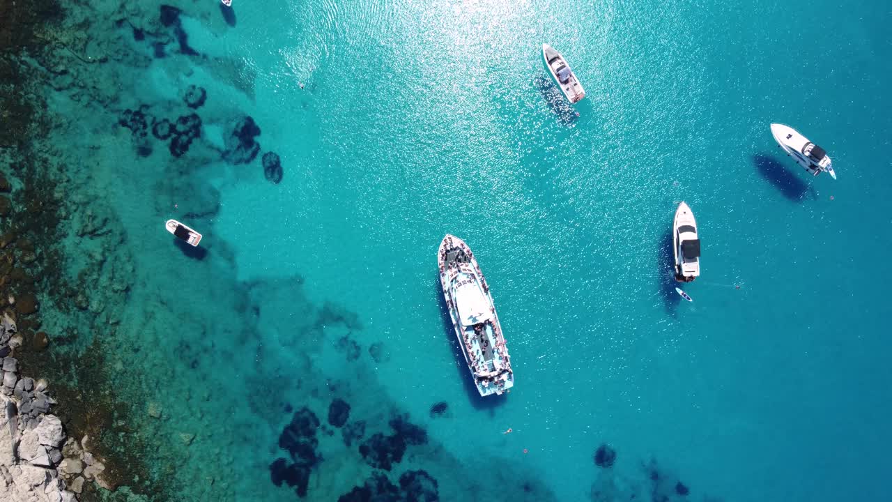 俯瞰地中海清澈的海水湾，阿依纳帕，塞浦路斯视频素材