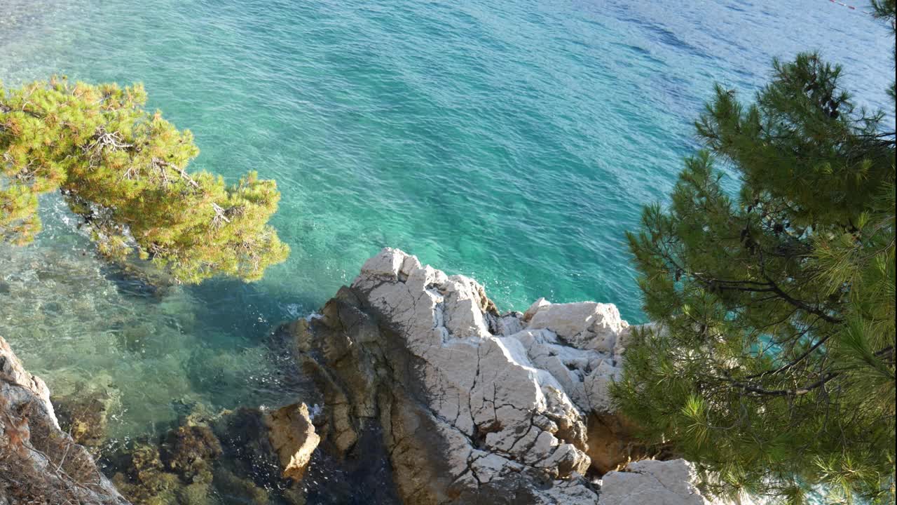 黑山圣斯蒂芬岛附近的海浪和岩石。视频素材