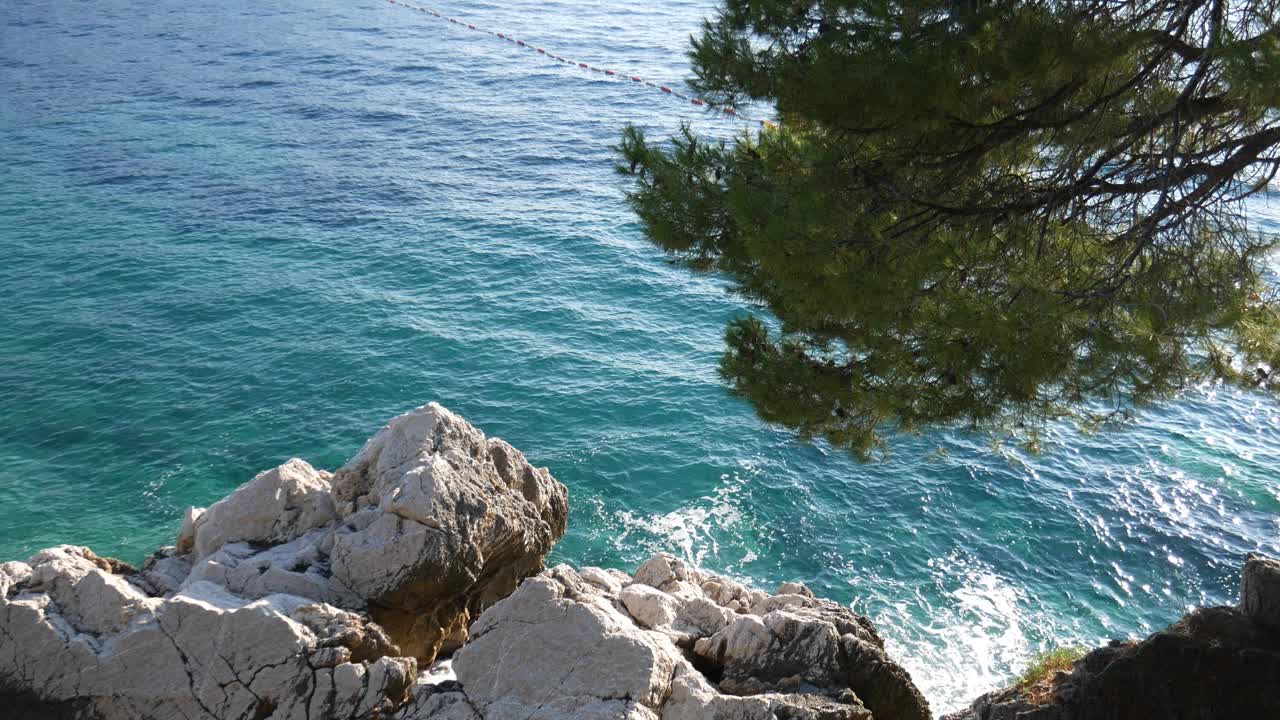 黑山圣斯蒂芬岛附近的海浪和岩石。视频素材