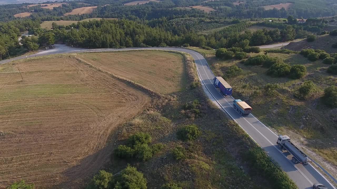 车辆在乡间道路上排成一排视频下载