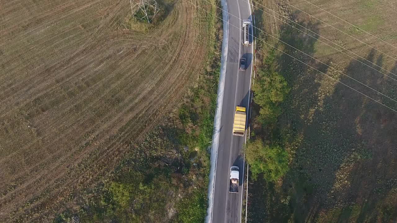 车辆在乡间道路上排成一排视频素材