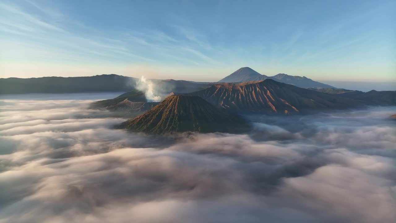 印度尼西亚东爪哇，无人机鸟瞰图环绕Bromo火山飞行视频下载