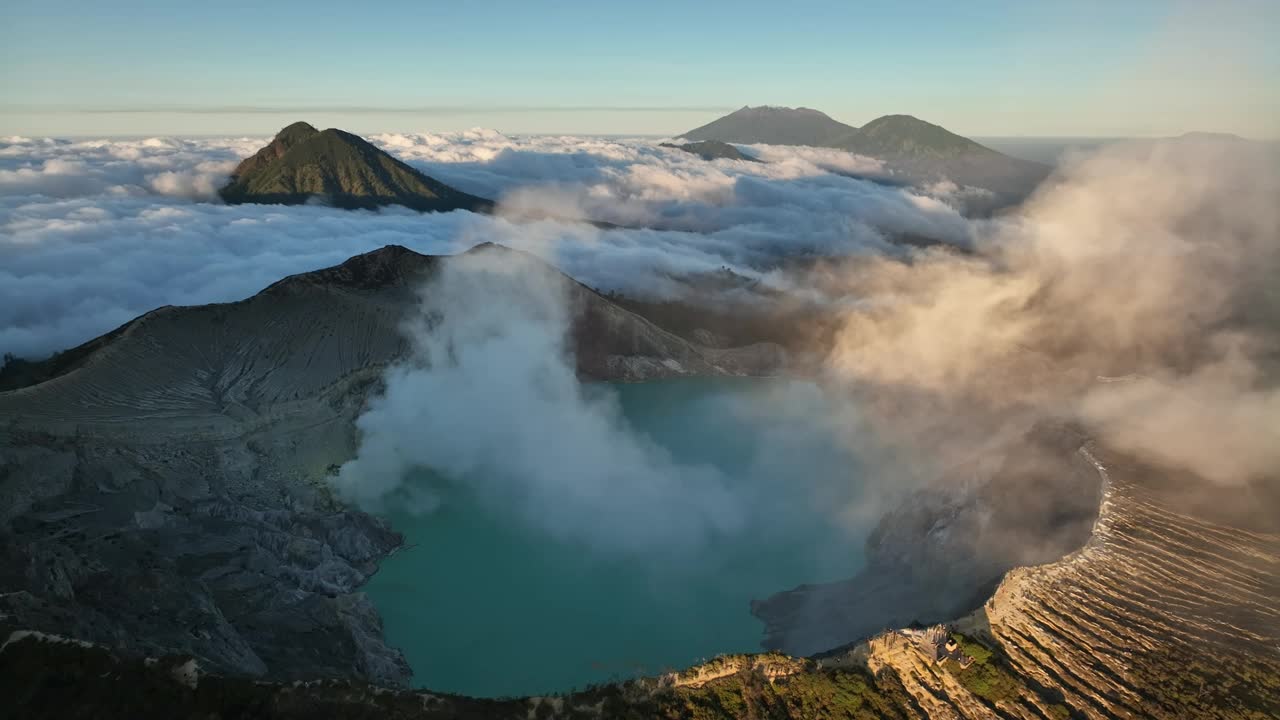 鸟瞰图从卡瓦伊真火山口，硫磺开采活火山，爪哇，印度尼西亚视频下载