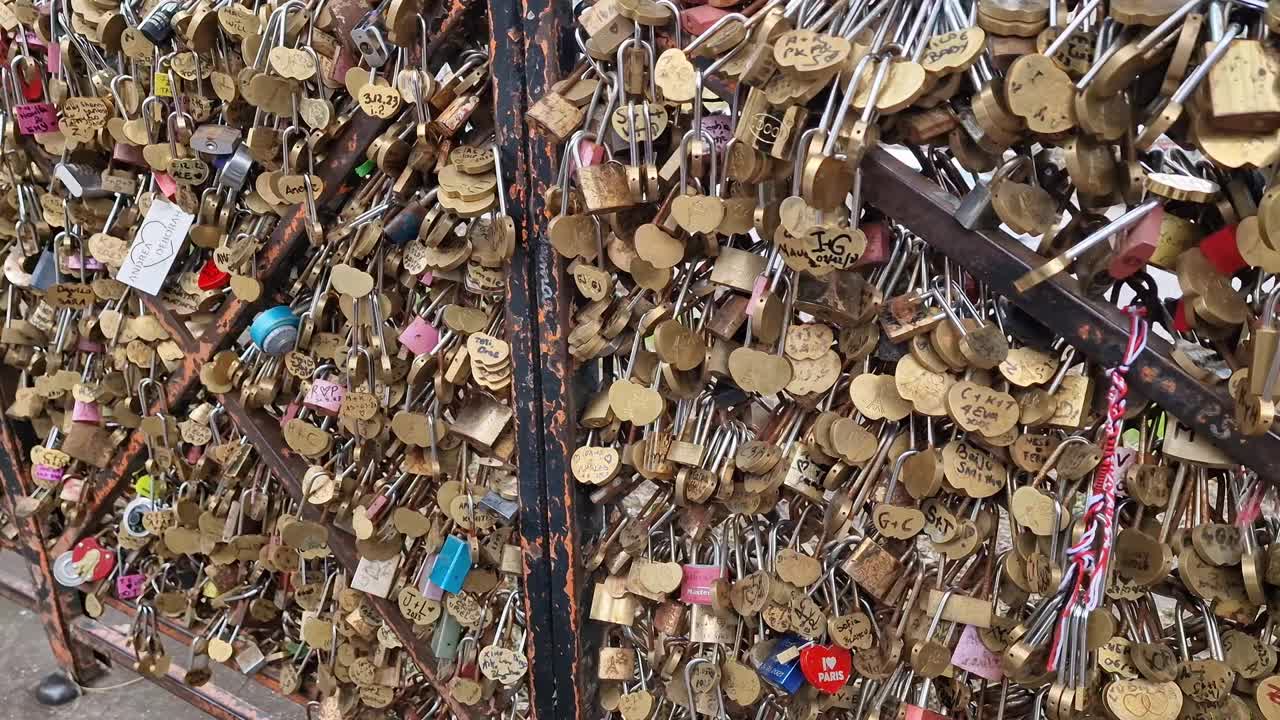 附近挂着很多爱情锁视频下载