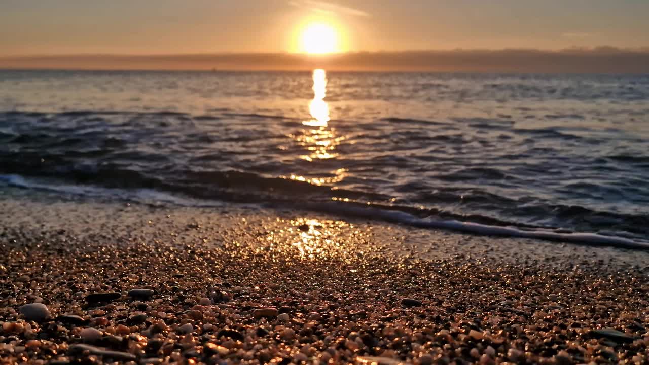 模糊的自然背景，海卵石和日落时模糊的波浪视频下载