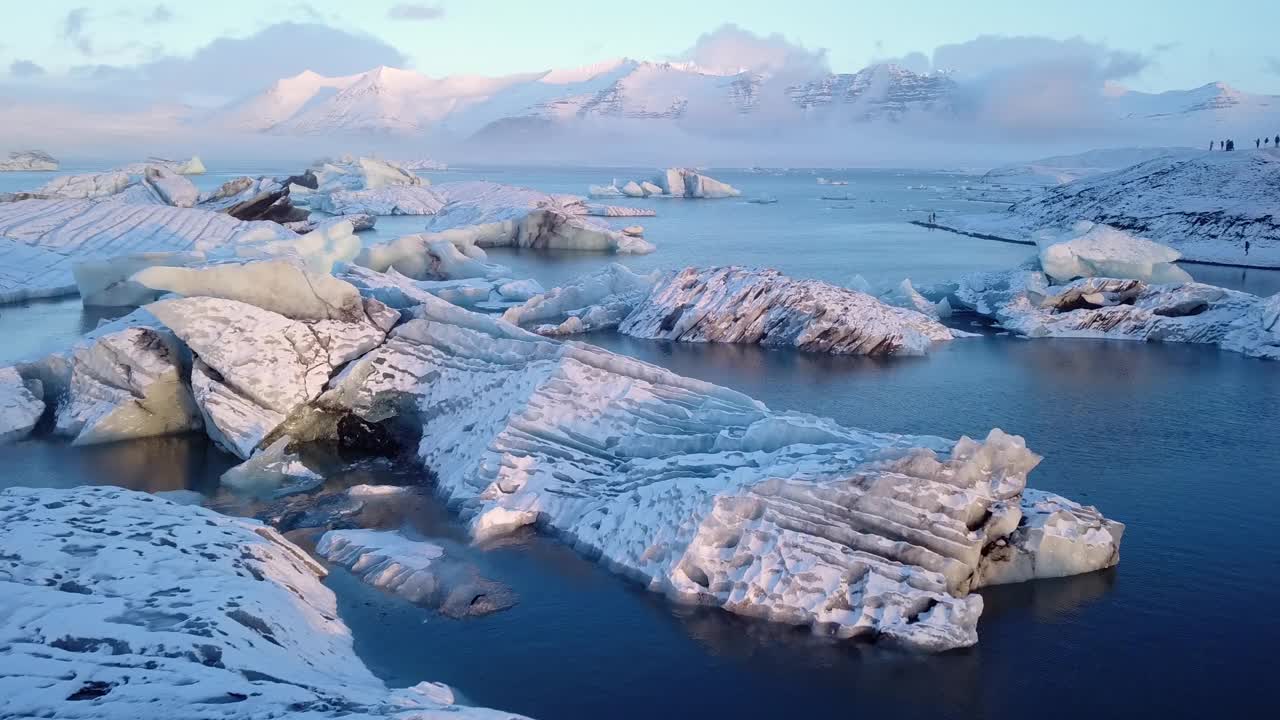 鸟瞰图飞越冰岛Jokulsarlon冰川泻湖的冰山视频下载