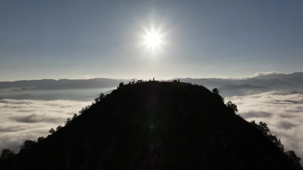 空中飞行通过Gunungsilipat山揭示雾的海洋，雅拉，泰国视频下载