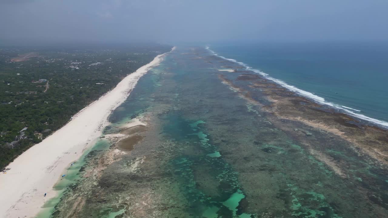 令人惊叹的迪亚尼海滩海景，白色的沙滩和绿松石般的印度洋，肯尼亚俯视图，视频素材