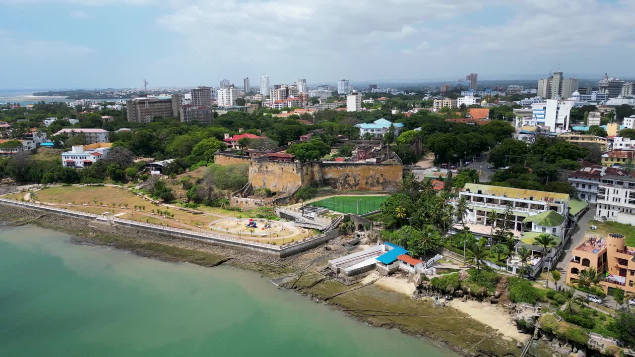 肯尼亚蒙巴萨的俯视图。从上面到蒙巴萨河堤和耶稣堡的城市景观。视频下载