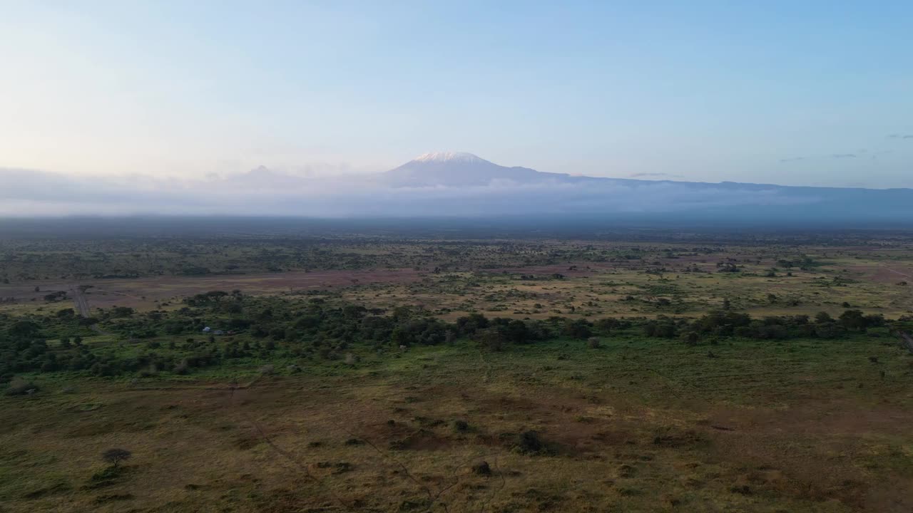 以乞力马扎罗山为背景的美丽非洲风景。肯尼亚。非洲。非洲大草原和乞力马扎罗山火山的美景视频下载