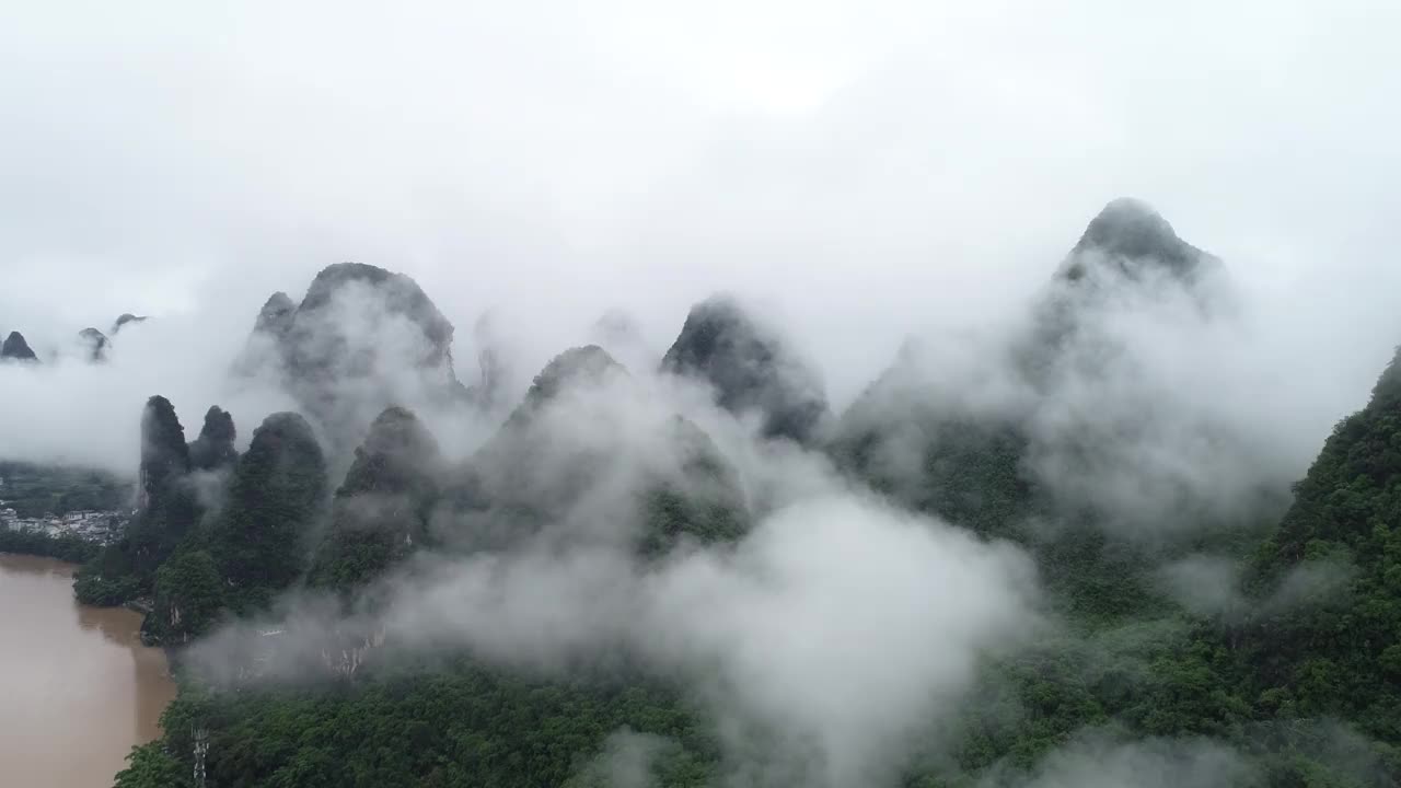 鸟瞰喀斯特山脉和美丽的云景视频下载