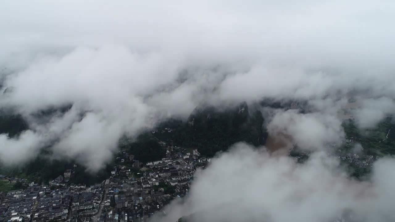 鸟瞰喀斯特山脉和美丽的云景视频下载