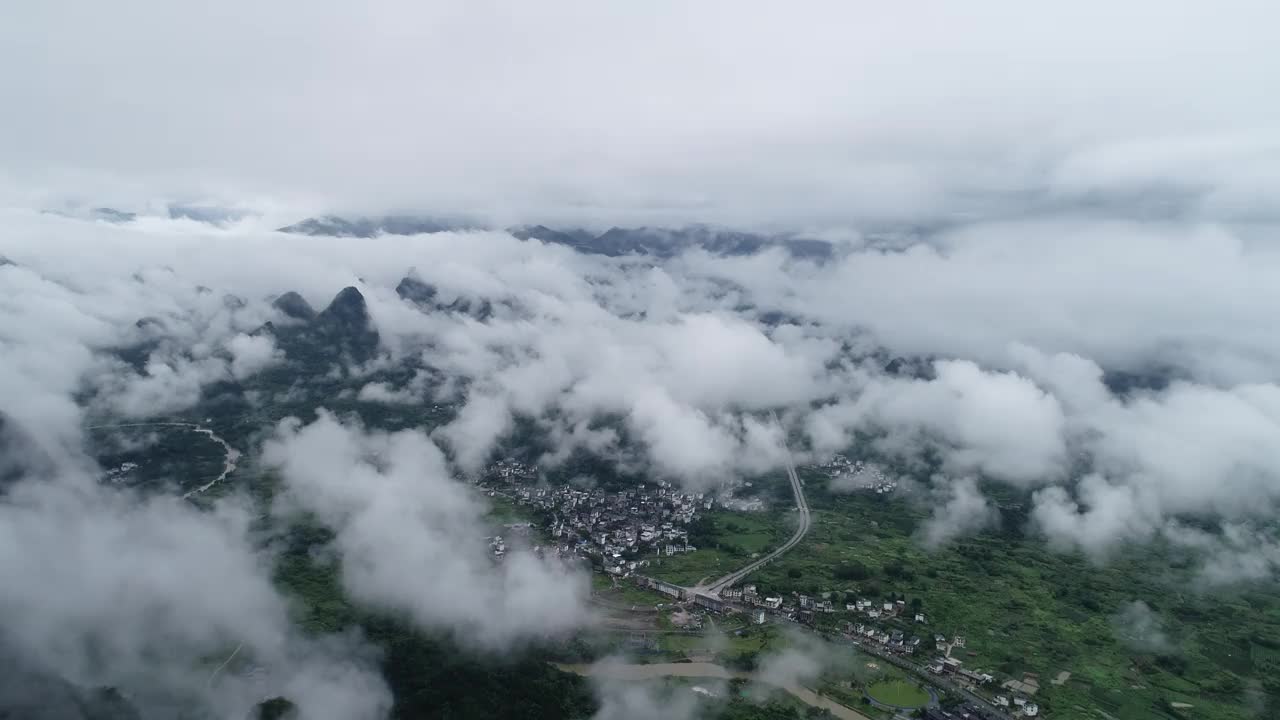 鸟瞰喀斯特山脉和美丽的云景视频素材