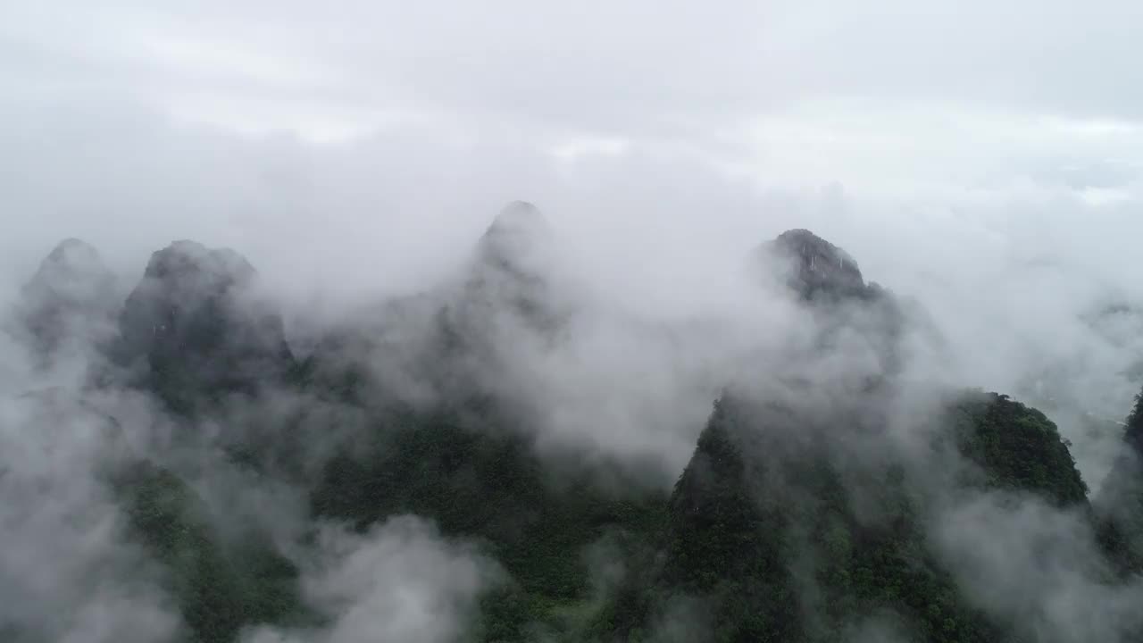 鸟瞰喀斯特山脉和美丽的云景视频素材