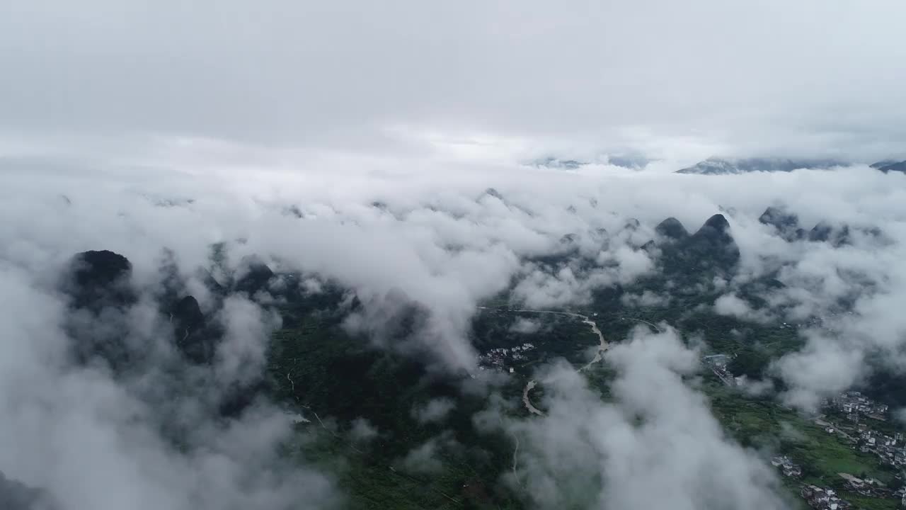 鸟瞰喀斯特山脉和美丽的云景视频素材