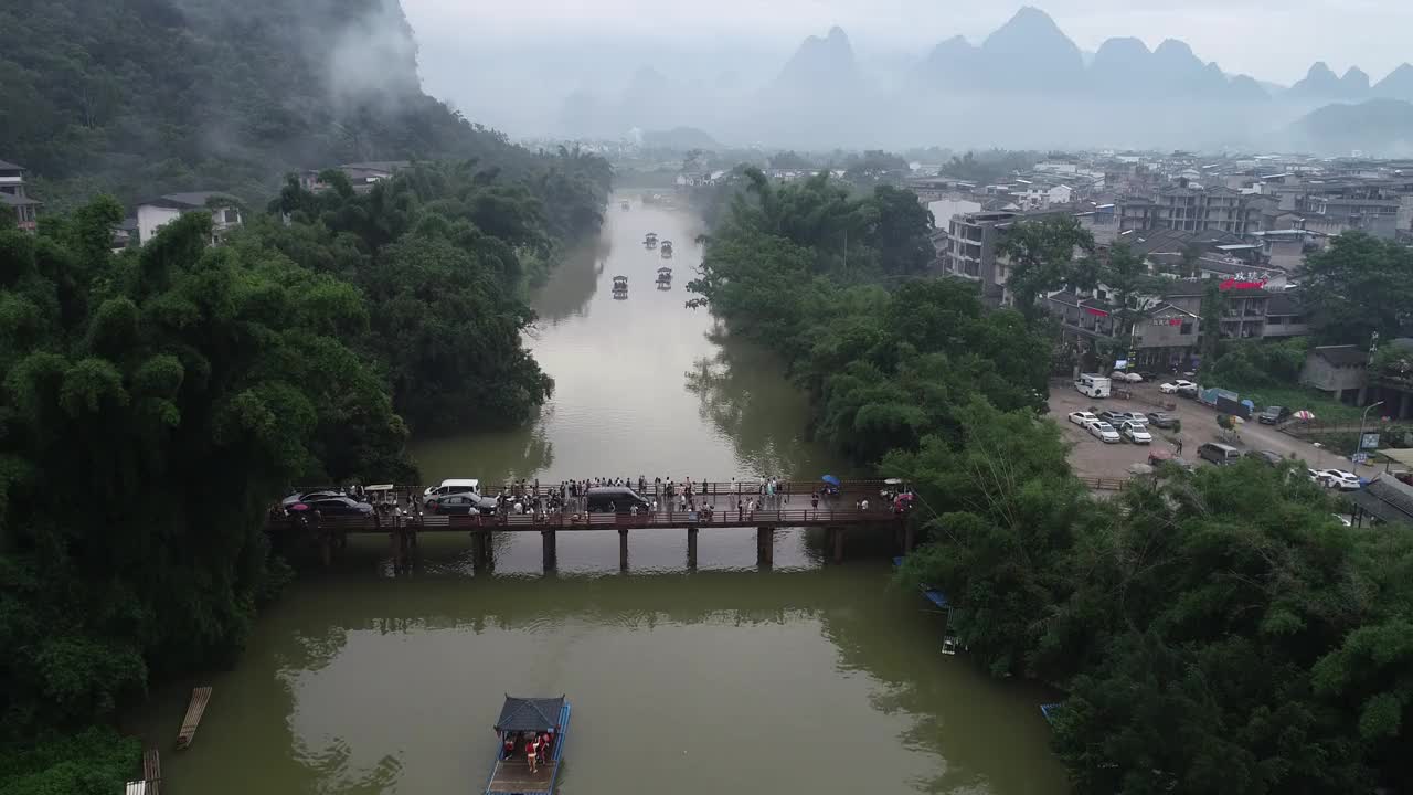 游客参观兴平古镇风光的航拍照片视频素材