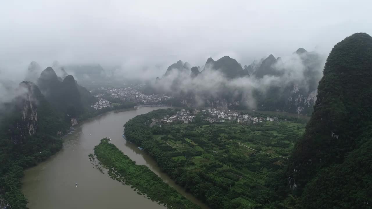 鸟瞰漓江、喀斯特山脉和美丽的云景视频素材