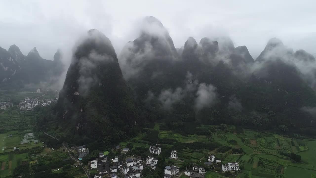 鸟瞰喀斯特山脉和美丽的云景视频下载