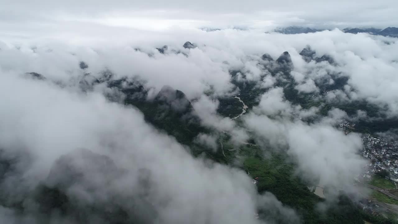 鸟瞰喀斯特山脉和美丽的云景视频下载