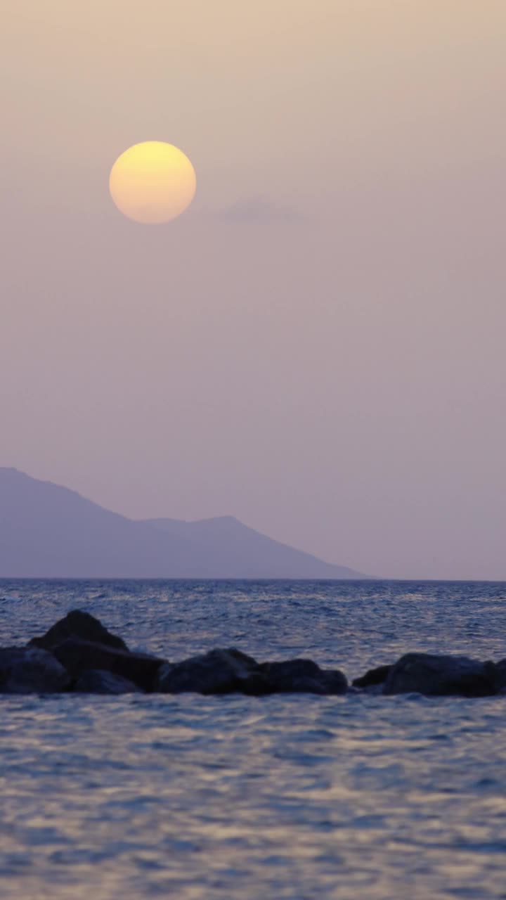 海滨小镇Turgutreis和壮观的日落。博德鲁姆,土耳其。社交媒体的垂直视频。视频下载