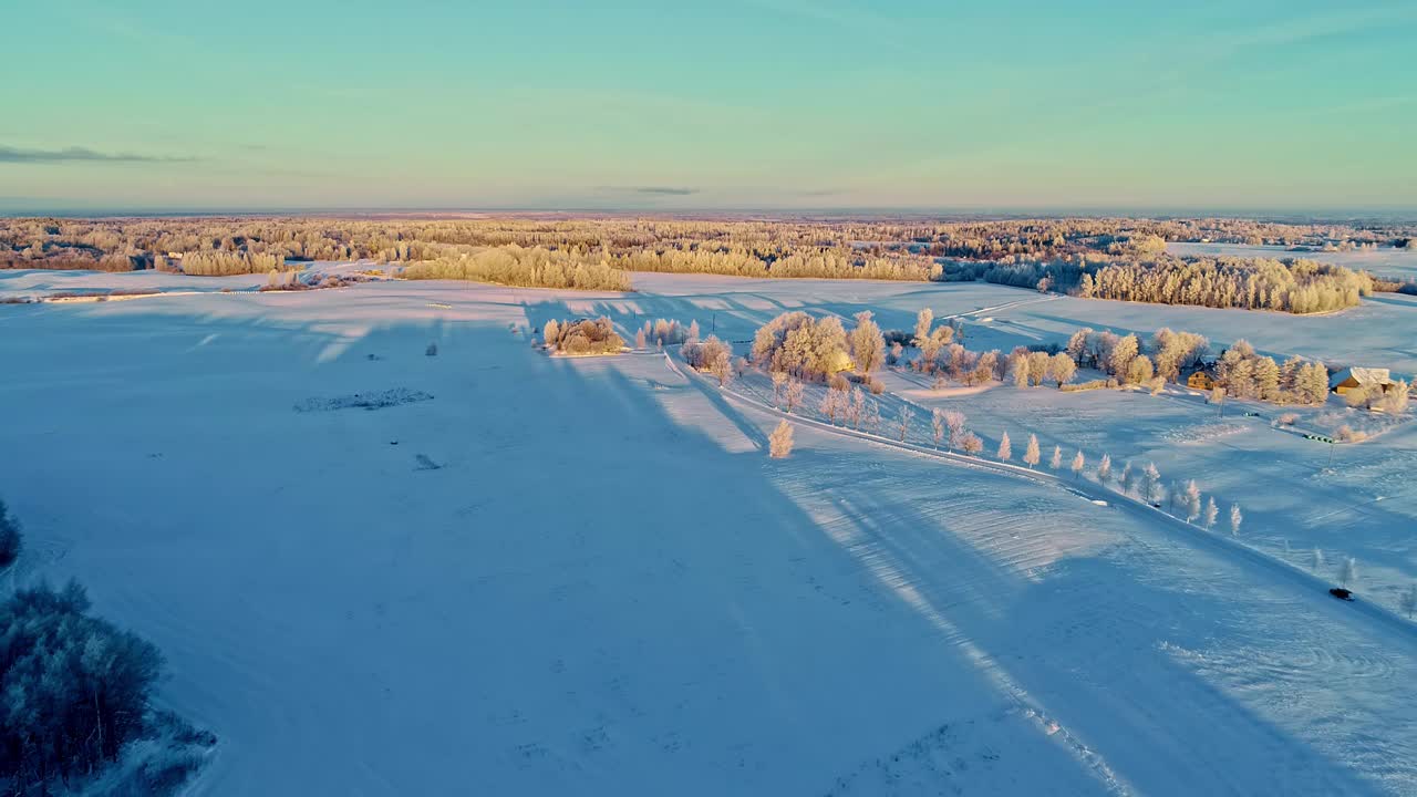 挪威拉普兰荒野多雪冬季冰雪覆盖景观航拍无人机视频素材