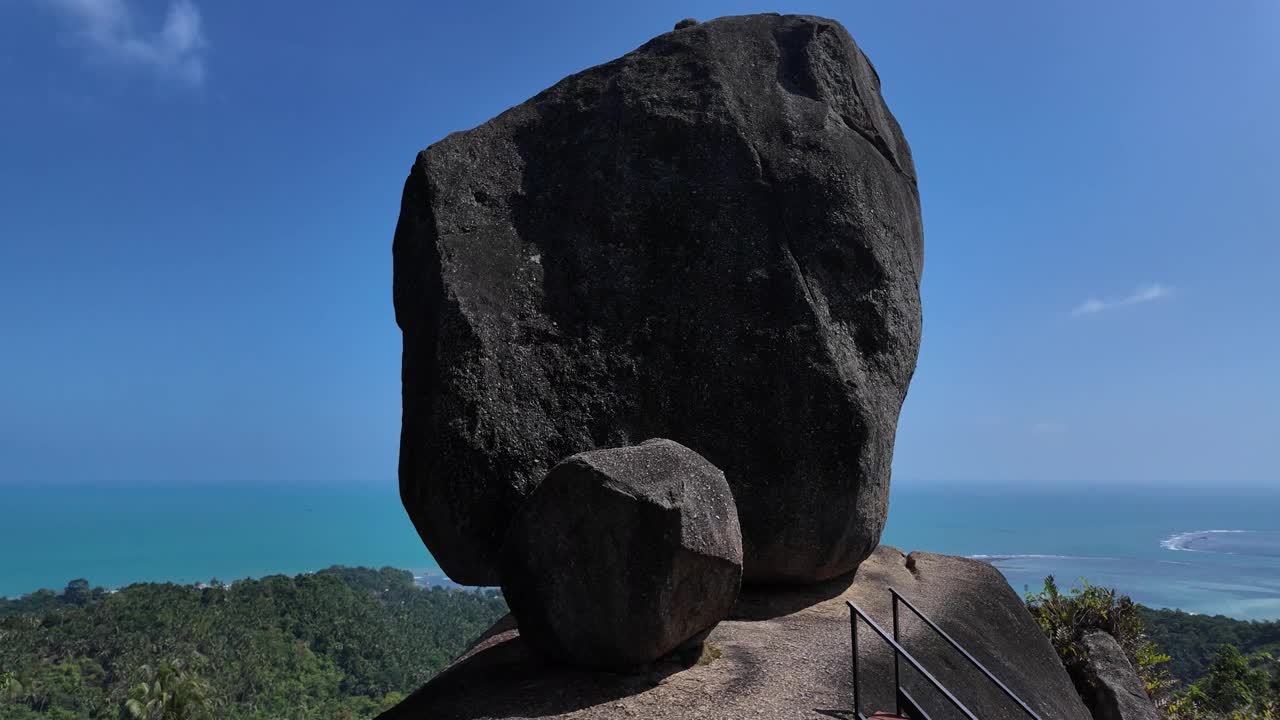 重叠石提供了泰国苏梅岛拉迈海滩的全景，展示了大自然中最令人敬畏的奇观之一。视频素材