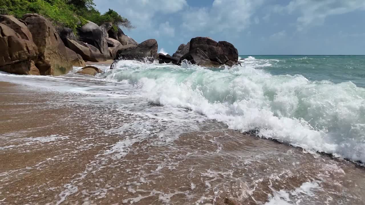 海浪冲击泰国苏梅岛海岸的壮观景象用慢镜头捕捉到了。这个阳光天堂的目的地是令人难忘的旅行和度假体验的理想选择。视频素材