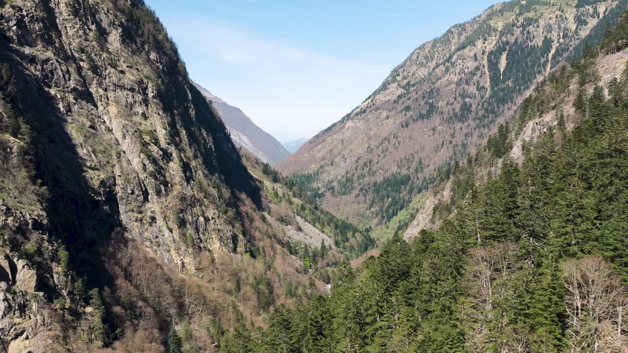 一架无人驾驶飞机/航拍飞机在法国比利牛斯山脉的考特雷特山谷向前飞行视频下载