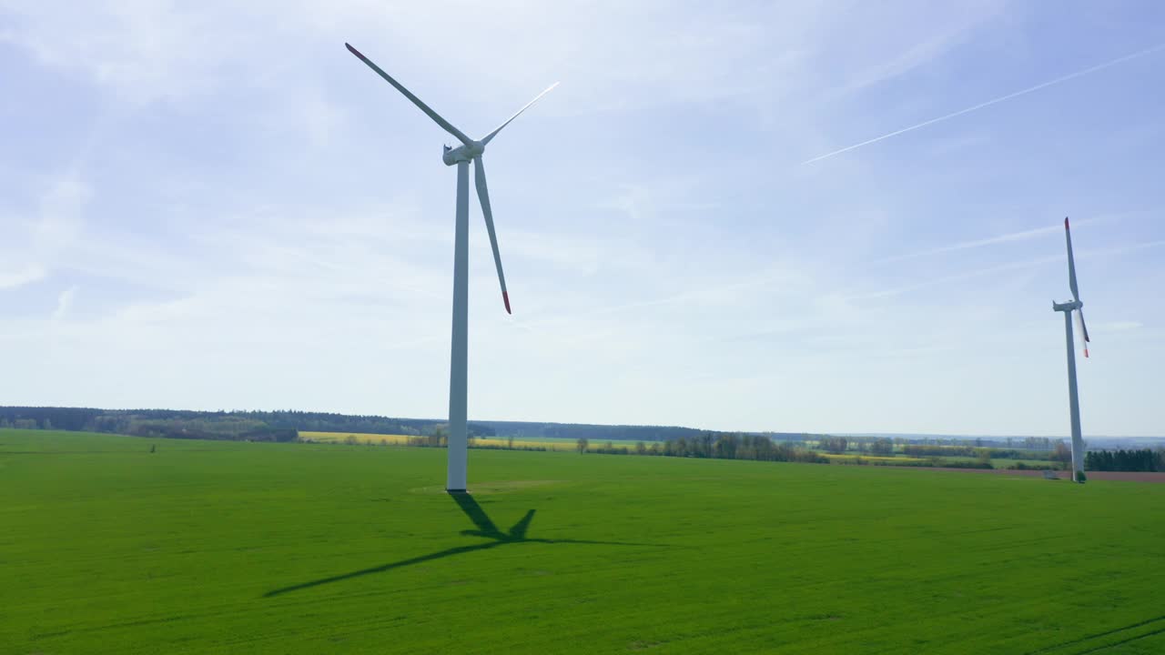 空中景观与风力涡轮机在捷克共和国境内，风公园。上升摄像头视图。视频素材